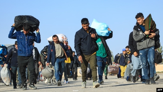 شماری از شهروندان افغانستان در حال اخراج به این کشور از مرز اسلام‌قلعه در نیمه پایی سال گذشته