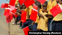 Дети с флагами Китая во время визита лидера КНР. Монровия, Либерия, 1 февраля 2007 года