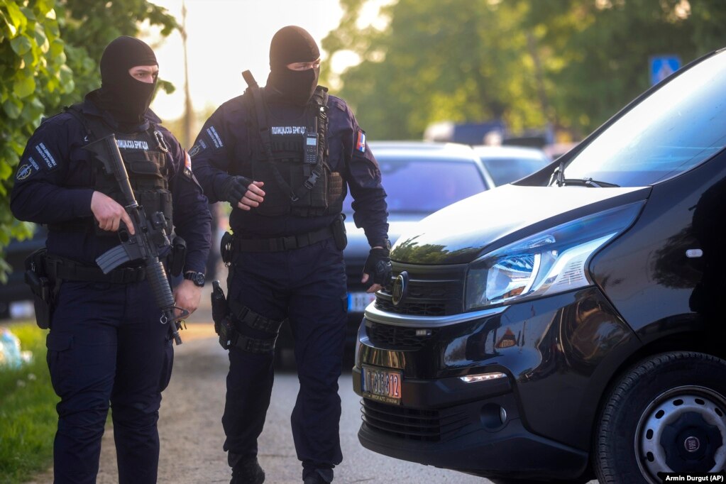 Forcat e xhandarmërisë me armë të gjata dhe patrulla të shumta policore në terren.
