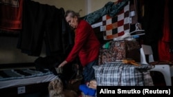 Вимушена переселенка з Бахмуту Юлія, 76 років, разом із своєю собакою у тимчасовому притулку у Костянтинівці Донецької області. 13 листопада 2023 року