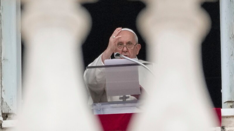 Papa Franja odbacio kritike zbog blagoslova za istopolne parove