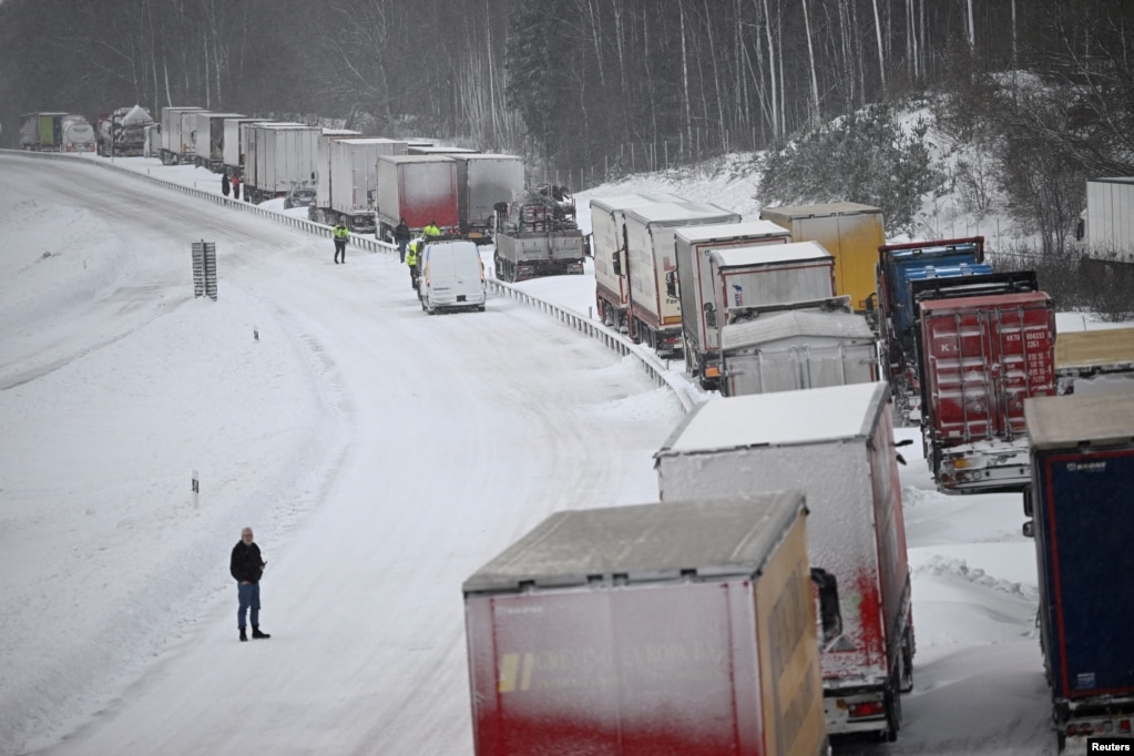 Kamionë të bllokuar në një autostradë në Linderod, në jug të Suedisë, 4 janar 2024.