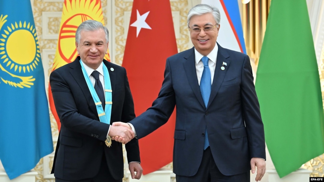 Uzbek President Shavkat Mirziyoev (left) shakes hands with Kazakh President Qasym-Zhomart Toqaev in Astana on November 3.