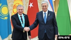 Uzbek President Shavkat Mirziyoev (left) shakes hands with Kazakh President Qasym-Zhomart Toqaev in Astana on November 3.