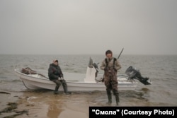 Рыбаки собираются на охоту за нерпой на заливе Помрь. Фото: Марина Сычева