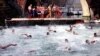Vernici Srpske pravoslavne crkve plivaju u hladnim vodama reke Drine tokom proslave Bogojavljenja 19. januara u Višegradu, u Bosni i Hercegovini.