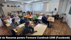 Profesori din mai multe instituții de învățământ din R. Moldova în timpul cursurilor organizate de Centrul de resurse pentru formare continuă al Universității de Stat din Moldova, decembrie 2023.
