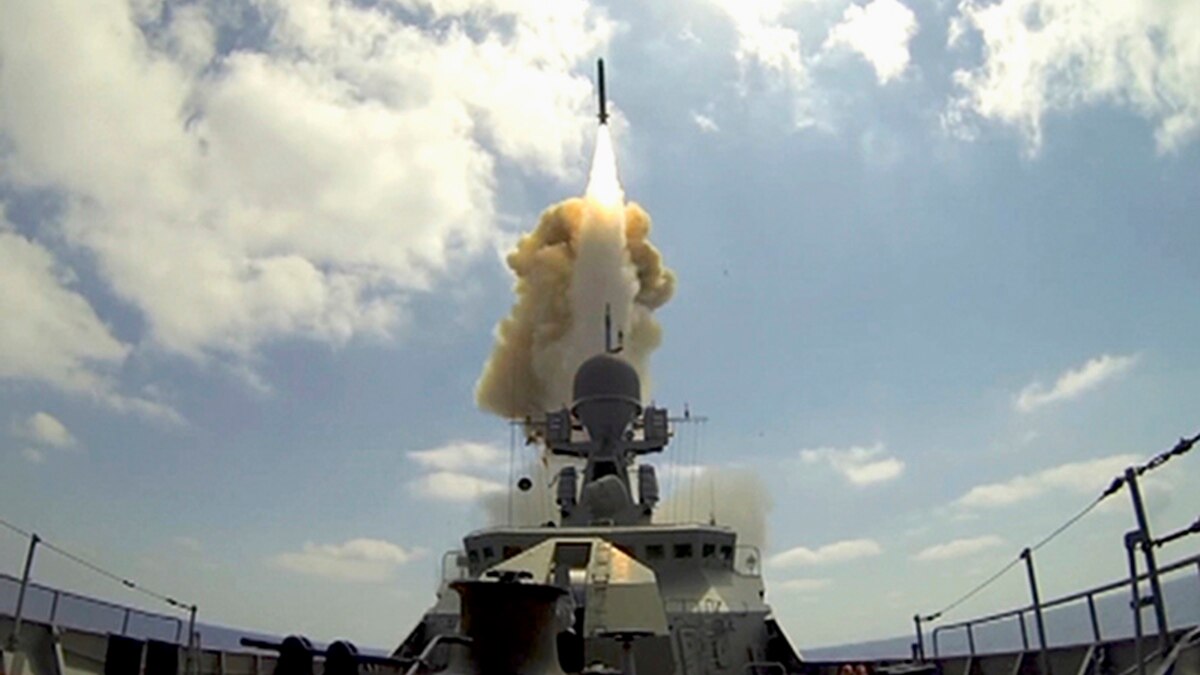два російські носії ракет залишаються в Чорному морі