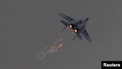 საილუსტრაციო ფოტო არქივიდან: პოლონეთის საჰაერო ძალების თვითმფრინავი რადომის საჰაერო შოუზე გამოსვლის დროს.