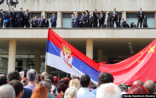 Presidenti i Kinës, Xi Jinping, dhe ai i Serbisë, Aleksandar Vuçiq, përshëndesin qytetarët e mbledhur para Pallatit të Serbisë, 8 maj 2024.