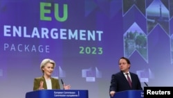 Presidentja e Komisionit Evropian, Ursula von der Leyen, dhe komisionari evropian për fqinjësinë dhe zgjerimin, Oliver Varhelyi, gjatë konferencës për shtyp në Bruksel, Belgjikë, 8 nëntor 2023.