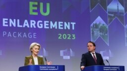 Presidentja e Komisionit Evropian, Ursula von der Leyen, dhe komisionari evropian për fqinjësinë dhe zgjerimin, Oliver Varhelyi, gjatë konferencës për shtyp në Bruksel, Belgjikë, 8 nëntor 2023.