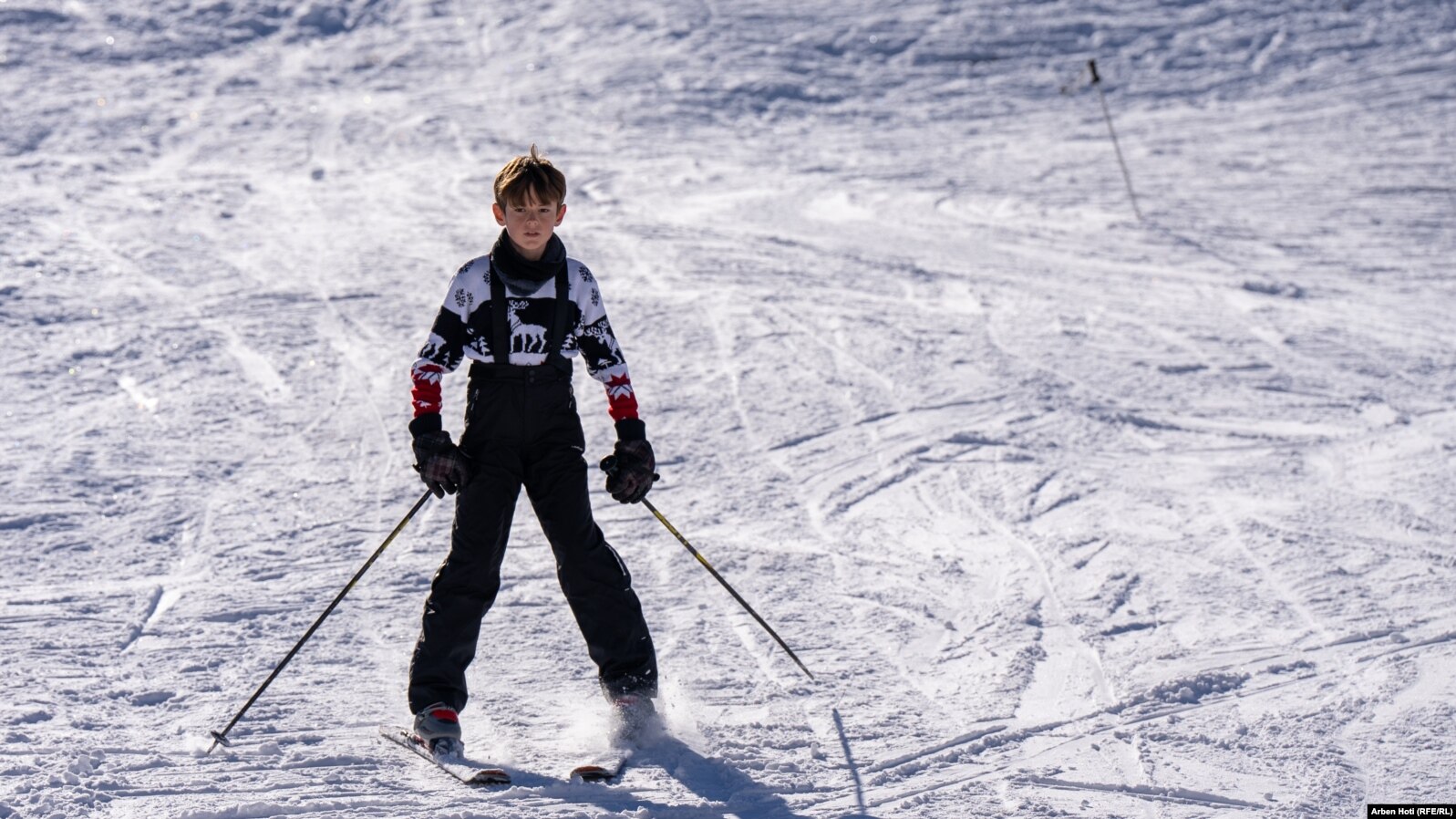 Një djalë duke skijuar në Bogë të Pejës.