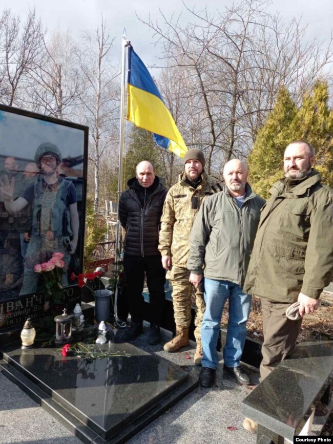 На могилі бійця