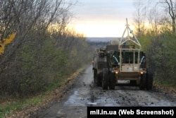 Комплекс разминирования M58 MICLIC и бронемашина M113A3 украинских военных