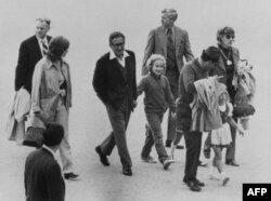 Генри Киссинжер баласы Дэвидди жетелеп баратат. Швейцария, 15- август, 1971-жыл.