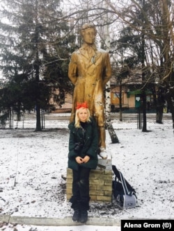 Alena Grom with a statue of Russian poet Aleksandr Pushkin in Maryinka in 2019.