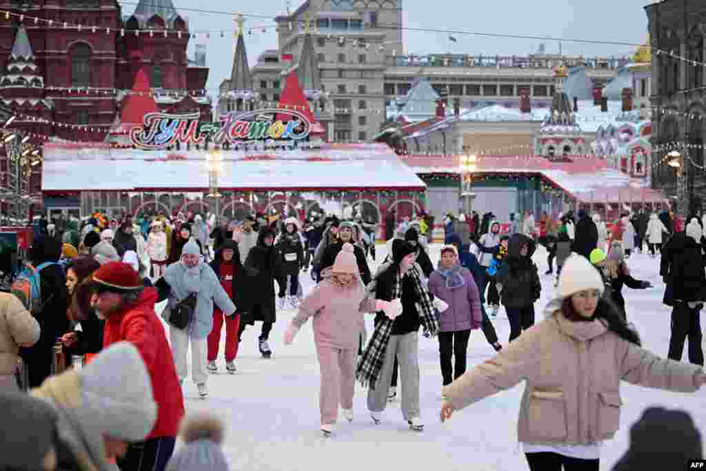 Za Moskvu je ove sedmice prognozirana temperatura od minus 18 stepeni Celzijusovih. na fotografiji: Moskovljani i gosti prijestonice Rusije uživaju u klizanju na ledu na&nbsp;Crvenom trgu, 1. decembra.
