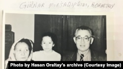 Хасен Оралтайдың Міржақып Дулатовтың қызы Гүлнәр апамен (сол жақта) кездесуі. Хасен Оралтайдың Ұлттық академиялық кітапханадағы жеке қорынан. Астана.