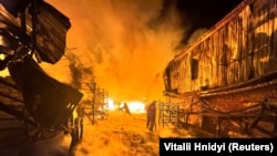 Vatrogasci na mjestu požara nakon napada drona u Harkivu