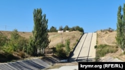 Спустілий водовідвідний канал від греблі Білогірського водосховища. Крим, серпень 2024 року