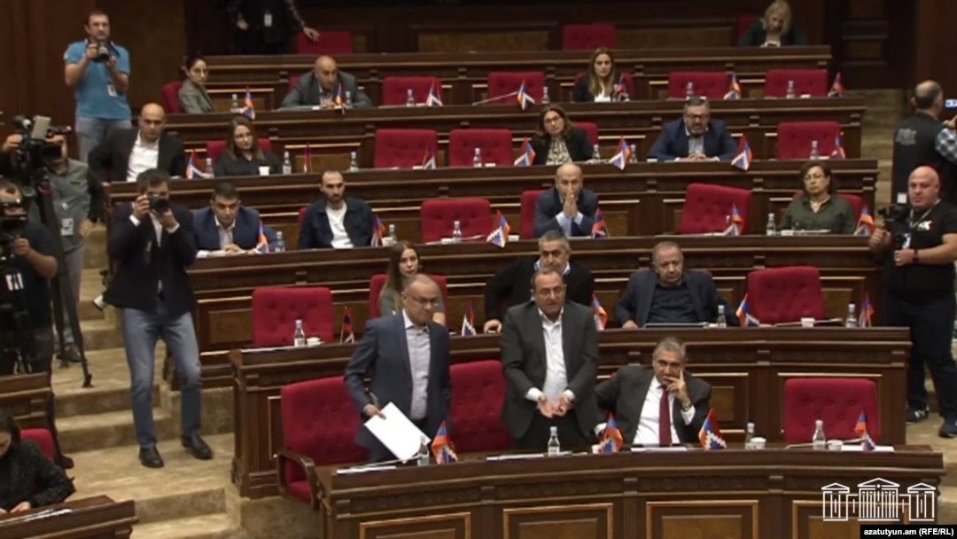  Parlamentul armean a votat marți aderarea la CPI. Decizia trebuie ratificată de președintele Armeniei, iar documentul este apoi depus la secretarul general al ONU. Decizia intră în vigoare la 60 de zile de la ratificare.
