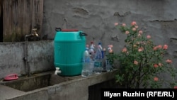  Тъй като от чешмата не тече вода, фамилията на Маринова употребява бидони с кранчета. 