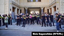 Полицейские у здания парламента, 30 июня