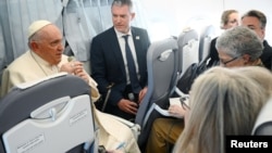 Papa Franjo s novinarima u avionu dok se vraća u Vatikan iz Mađarske, 30. aprila 2023. 