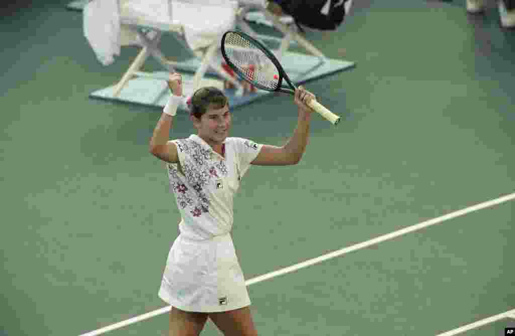 Monika Seleš, rođena Novosađanka (Jugoslavija), bila je zvijezda svjetskog tenisa. Osam od devet Grand Slam naslova osvojila je do 20. godine života. Kolekcija trofeja na najvećim turnirima bila bi joj zasigurno veća da njenu karijeru nije obilježio nesvakidašnji događaj na teniskim terenima.