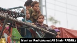 یک لاری حامل پناهجویان افغان که از پاکستان راهی افغانستان هستند
