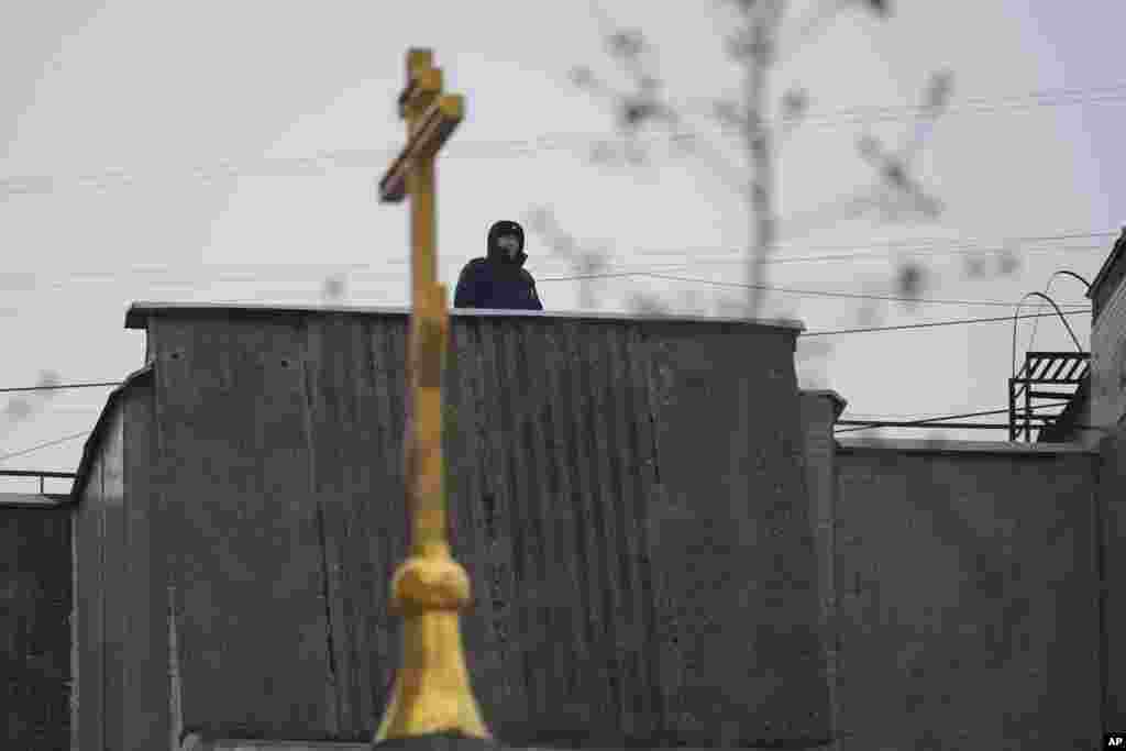 Во время похорон были усилены меры безопасности, полицейские стояли на крыше жилого дома возле церкви