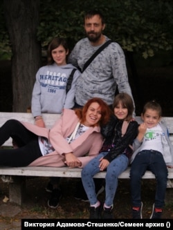  Вика и Льоша с трите си деца в България 