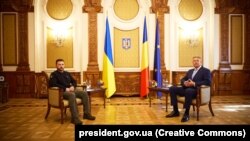 Президент України Володимир Зеленський і президент Румунії Клаус Йоганніс (праворуч). Бухарест, 10 жовтня 2023 року 