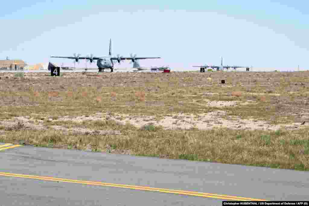 Avioni C-130J američkih zračnih snaga s humanitarnom pomoći polijeću iz jugozapadne Azije na zračno ispuštanje iznad Gaze 2. marta 2024.