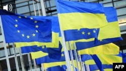 بیرق اتحادیه اروپا در کنار بیرق اوکراین 