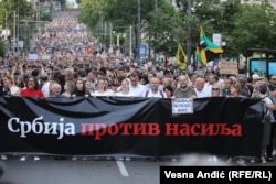  Хиляди протестиращи скандираха пред постройките на малките екрани 