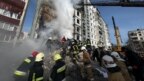 Οι διασώστες εργάζονται στον χώρο ενός κτιρίου κατοικιών που υπέστη σοβαρές ζημιές από επίθεση ρωσικού πυραύλου στην πόλη Ουμάν, στην περιοχή Τσερκάσι, στην Ουκρανία, στις 28 Απριλίου.