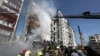 <div>Një ndërtesë banimi në Uman e përfshirë nga zjarri, pas sulmeve ruse me raketa mëngjesin e 28 prillit. Sipas guvernatorit rajonal, Igor Taburets, dy raketa goditën ndërtesën nëntëkatëshe, duke vrarë të paktën dhjetë persona, përfshirë dy fëmijë.</div>
<div>&nbsp;</div>
