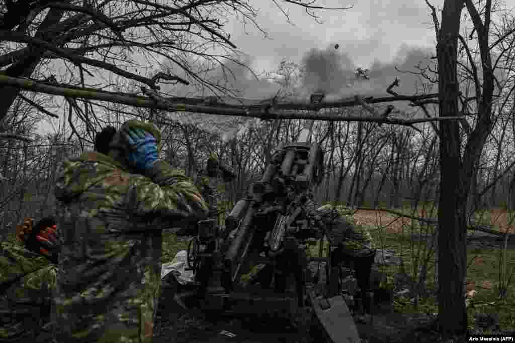 Украинские военные обстреливают российские позиции из 155-миллиметровой гаубицы M777. На прошлой неделе Киев объявил, что решил защищать Бахмут и не выводить оттуда свои войска. Битва за Бахмут, которую обе стороны называют &laquo;мясорубкой&raquo;, &mdash; самая кровавая в Европе со времён Второй мировой войны