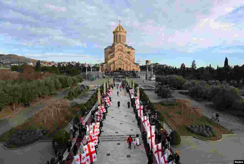 Okupljanje ljudi ispred Hrama Svetog Trojstva na tradicionalnoj vjerskoj procesiji Alilo u Tbilisiju, Gruzija, 7. januara.