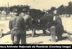 Unitate de artileriști români în București. Tunul era folosit împotriva unităților germane pe 24 august 1944.