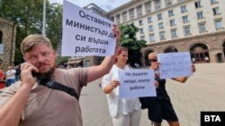 Няколко граждани подкрепиха позицията на полицаите в зашита на Калин Стоянов. Те носеха същите плакати, които бяха показани и на полицейското събиране преди седмица.