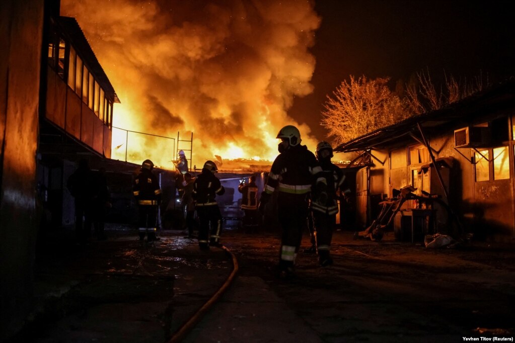 Il personale di emergenza lavora sul luogo di un attacco di droni russi nella città ucraina nordorientale di Kharkiv il 2 e 3 novembre.  Funzionari ucraini hanno detto che quasi una dozzina di droni russi hanno colpito obiettivi civili dentro o intorno alla città durante la notte.