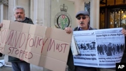Ispred Vrhovnog suda demonstranti su držali transparente 'Politika o Ruandi mora biti zaustavljena', 'Prava azilanata su ljudska prava', 'Traženje sigurnosti nije zloičin', 'Ne kriminalizujte tražioce azila'. London, 15. novembar 2023.
