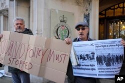 Noiembrie 2023: Protest împotriva măsurilor de deportare a azilanților din Marea Britanie, în fața Curții Supreme de la Londra.