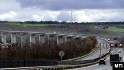Gépjárművek haladnak borús időjárásban Budapest irányába az M7-es autópályán a Kőröshegyi völgyhíd előtti szakaszon 2023. április 2-án