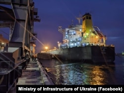 Судно під завантаженням в порту Одеси, грудень 2022 року