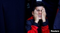 Emad El Salot plače zbog smrti svoga oca, ubijenog u izraelskim napadima, u Khan Younisu na jugu Pojasa Gaze, 8. novembra