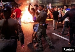 Protesti 1. septembra u Tel Avivu. Dok su demonstranti zapalili vatre na ulicama, policija je pokušavala da zaustavi proteste.